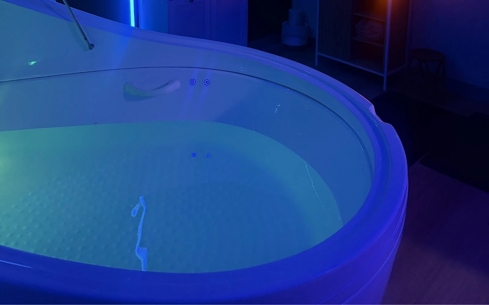 Magnesium float pod in the private float room